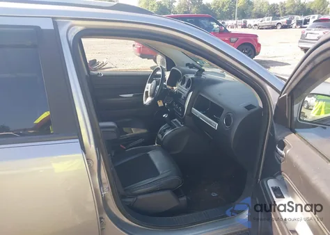 2016 Jeep Compass Latitude z USA, uszkodzony, nr VIN 1C4NJCEA5GD652010